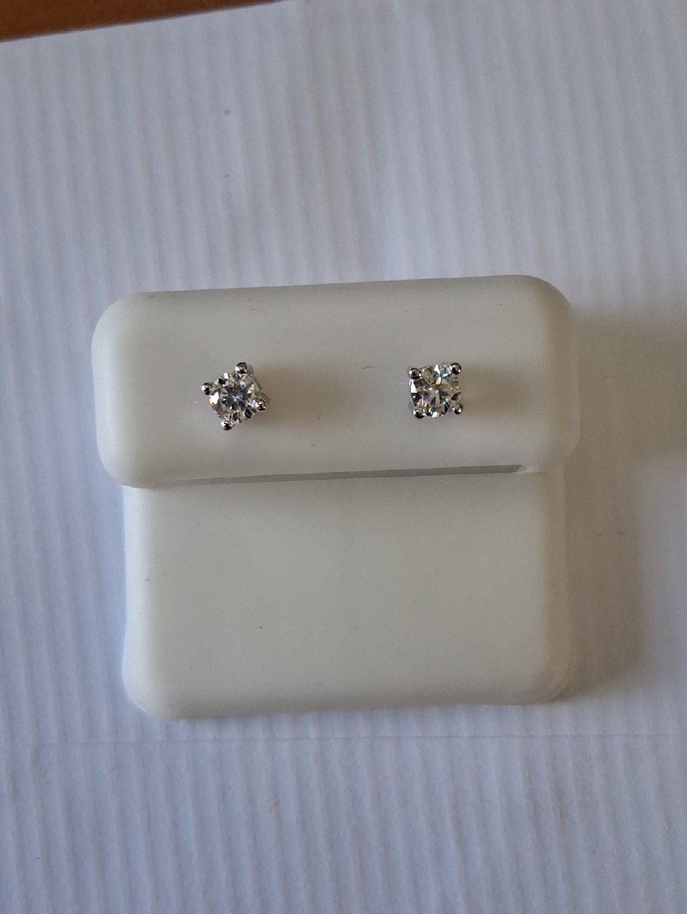 Dazzeling Clear Moissanite On Silver.Retail 450.00. NWT